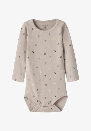 Beige geribbelde babybody met lange mouwen, bedrukt met blauwe, zwarte en witte ankers, en drukknoopsluiting bij het kruis.