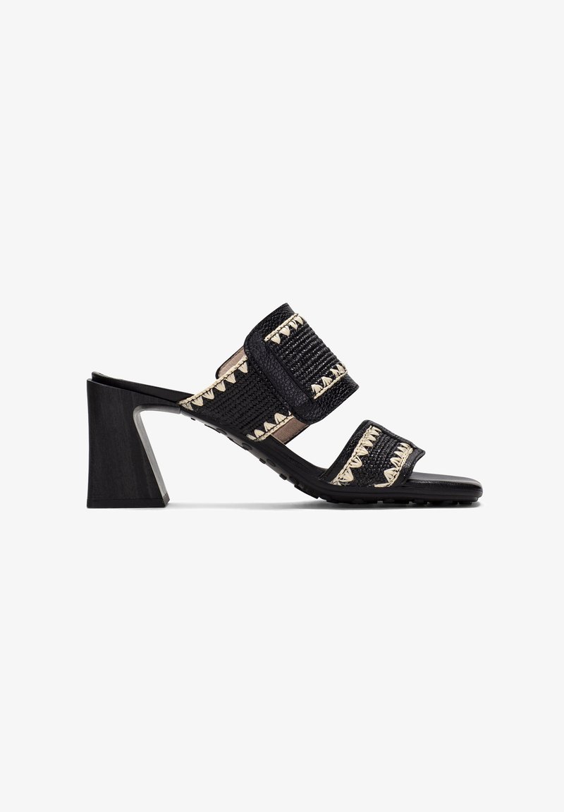 Svarta högklackade mules med vävda tygremmar prydda med krämfärgade detaljer, utrustade med en kraftig träklack och en texturerad sula.