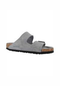 Infradito grigi in suede con suola in sughero, fibbia metallica regolabile e suola in gomma, design aperto davanti e dettagli ritagliati.