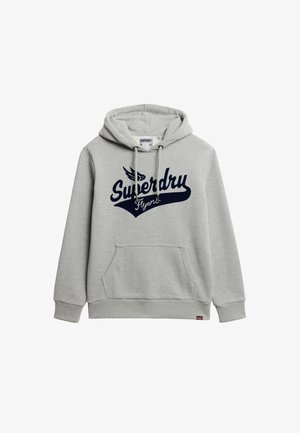 Felpa grigia realizzata in morbido materiale, con tasca frontale, cappuccio con lacci e un grande logo navy blue "Superdry Flyers" sul petto.