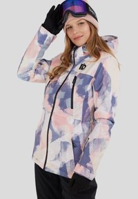 Kleurrijk sneeuwjack in pastelkleuren roze en blauw, met een ritssluiting aan de voorkant, zakken en elastische mouwen. Zwarte accenten en merklogo's.