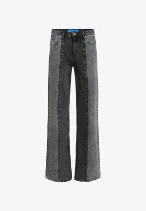 Jeans de pierna ancha en denim negro y gris. Presentan una cintura alta con cierre de botón, cinco bolsillos y paneles verticales en contraste.