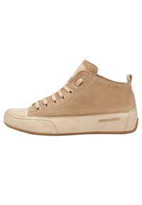 Sneaker alta in suede beige con punta in pelle liscia, design con lacci piatti e suola in gomma. Presenta un logo in rilievo sul lato.