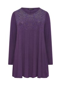 Lila långärmad topp med V-ringning och rhinestonesalong axlarna. Mjuk tyg med en flödande silhuett.