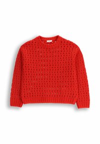 Czerwony sweter dziergany z luźnym, przewiewnym fasonem, z wzorem małych otworów. Okrągły dekolt i ściągacz na dole, co nadaje mu teksturowany wygląd.