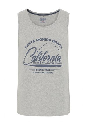 Pilkas tanktopas, pagamintas iš medvilnės mišinio, su jūrų mėlynu tekstu: "Santa Monica Beach California" ir apvaliu dizainu bei akcentais.