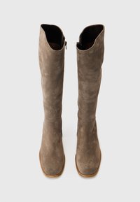 Knöchelhohe, taupefarbene Wildlederstiefel mit einer glatten Textur, quadratischer Zehenform und seitlichen Reißverschlüssen für ein einfaches Anziehen. Weiches, minimalistisches Design ohne Verzierungen.