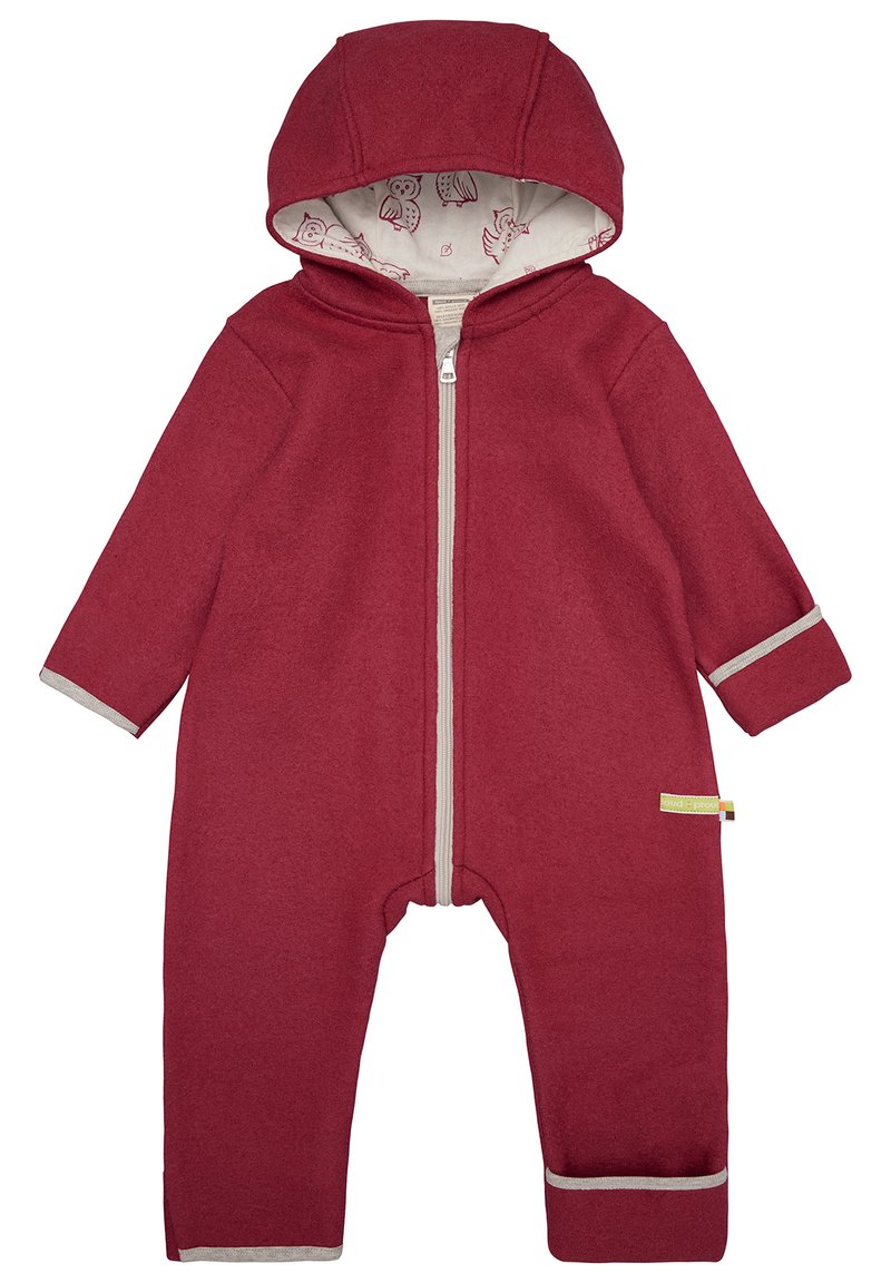 Tutina con cappuccio rosso realizzata in materiale morbido, presenta una cerniera completa, dettagli grigi sui polsini e una fodera con motivo a gufo.