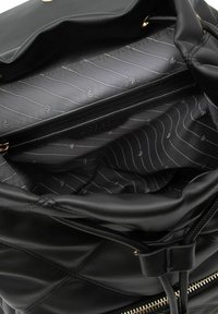 Schwarzer Leder-Rucksack mit gesteppter Optik, Kordelzugverschluss und goldfarbenen Beschlägen. Innen mit gemustertem Futter und Reißverschlusstasche ausgestattet.