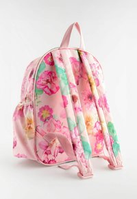 Rucsac floral cu un material roz acoperit cu bujori și margarete. Dispune de curele duble pentru umeri și o mânere superioară pentru transport.