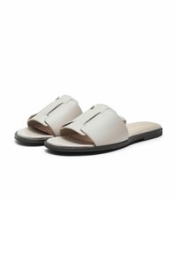 Grijze leren slidesandalen met uitsnijdingen, open teen en een platte zwarte zool. Kenmerkt subtiele stiksel langs de randen.