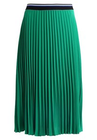 Falda verde plisada con una cinturilla a rayas negra y azul. Confeccionada en una tela ligera, presenta pliegues verticales a lo largo de toda su longitud.