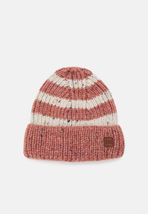 Gebreide beanie in roze met witte strepen, voorzien van een ribbelboord en een bruine label. Gestructureerde stof met kleurnuances throughout.