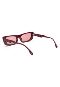 Occhiali da sole rettangolari bordeaux con lenti rosa, caratterizzati da un design delle aste testurizzate e un accento dorato del logo sulla tempia.