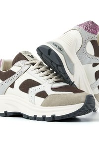 Herren SportSneaker mit braunem Mesh, beigem Wildleder, weißen Lederpanelen und schwarzen Gummisohlen, mit der Markenbezeichnung "VIA VAI" auf der Sohle und der Zunge.