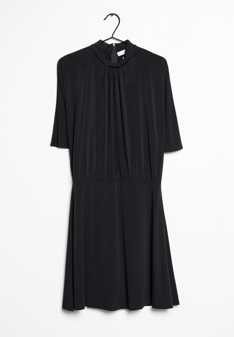 El vestido negro de manga corta presenta un escote alto, un bodice con pliegues y una falda acampanada. Está hecho de una tela suave y lisa con un diseño minimalista.