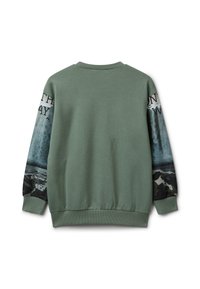 Zelená mikina s fotografickým potiskem oceánu a maskáčovým vzorem na rukávech, s částečným černým textem blízko ramen, zobrazená ze zadní strany.