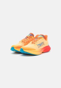 HOKA MACH 6 UNISEX - Cestná bežecká obuv - poppy/squash