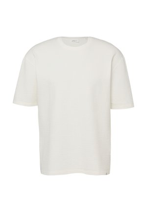 Biała teksturowana koszulka z krótkim rękawem i okrągłym dekoltem, z delikatnym poziomym prążkowaniem oraz małą metką marki wewnątrz kołnierzyka.