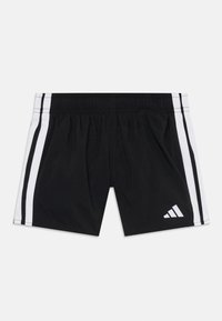 Shorts de sport noirs avec des rayures blanches sur les côtés, taille élastique et un petit logo blanc sur le bas de la jambe droite. Design classique et texture lisse.