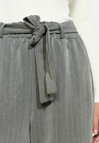 Pilkos dryžuotos kelnės su juosmens diržu. Pagamintos iš lygios medžiagos, su vertikaliais dryžiais ir elastingu juosmeniu komfortui.