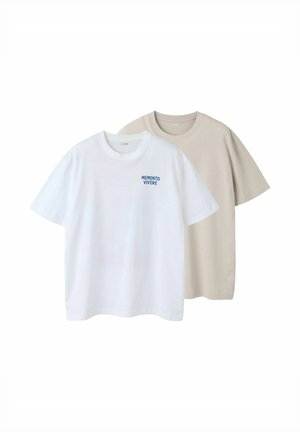 Due t-shirt a maniche corte con scollo a girocollo, una bianca con scritta blu "MEMENTO VIVERE", una beige tinta unita, esposte su sfondo bianco.