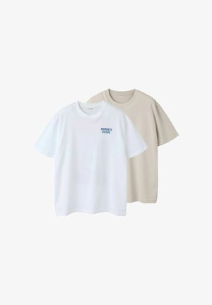 Dwie koszulki z krótkim rękawem i okrągłym dekoltem, jedna biała z niebieskim napisem "MEMENTO VIVERE", druga gładka beżowa, prezentowane na białym tle.