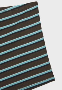 Tissu tricoté marron avec des rayures horizontales en bleu clair, bleu marine et blanc, présenté à plat sur un fond gris clair.