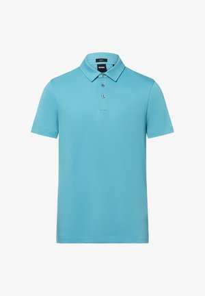 Hellblaues, eng anliegendes Poloshirt mit kurzen Ärmeln, dreiknöpfiger Knopfleiste und dezentem Markenlogo auf der Brust.