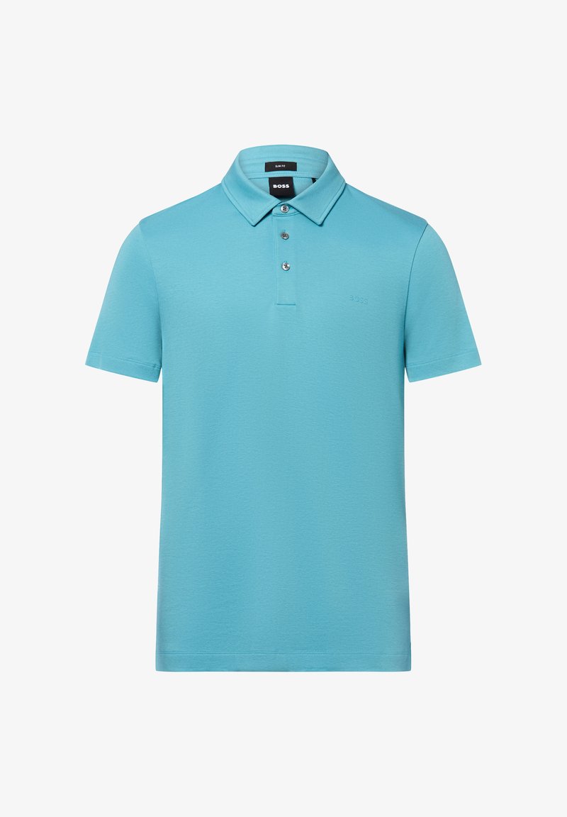 Polo bleu clair ajusté avec manches courtes, patte à trois boutons et logo discret de la marque sur la poitrine.