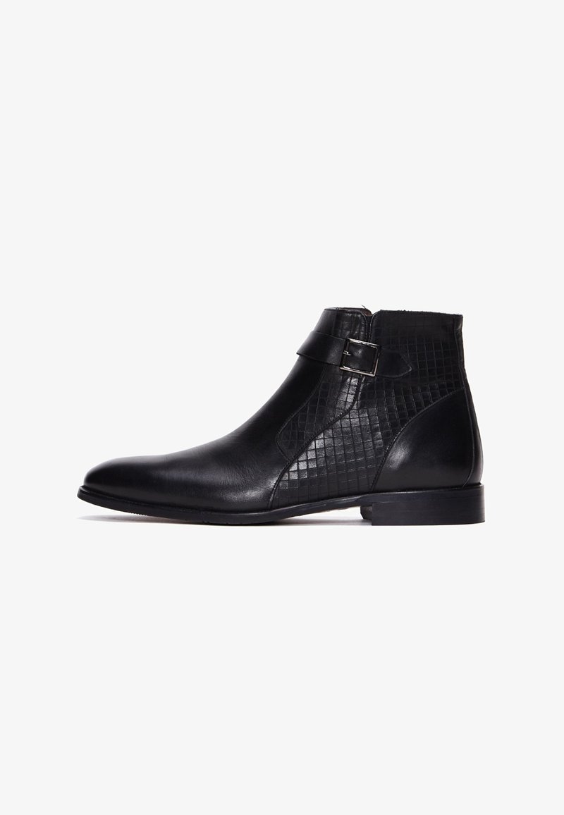 Schwarze Stiefel mit Knöchelhöhe aus glattem Leder, einem strukturierten Rautendesign an der Seite, einem Riemen mit Schnalle und einem niedrigen, gestapelten Absatz.