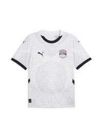 Biely futbalový dres s krátkym rukávom, ktorý má textúrovaný vzor, čierne akcenty a emblém s dizajnom faraóna a piatimi hviezdami.
