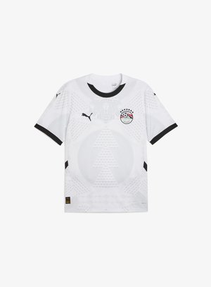 Fehér, rövid ujjú focimez, texturált mintázattal, fekete kiegészítőkkel és fáraó mintájú emblémával, öt csillaggal.