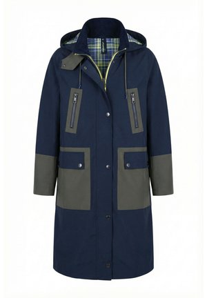 Lang vandtæt jakke i marineblå og grå med hætte, ternet foring, frontlynlås, trykknapper og flere lynlåslommer og lommer med klap.