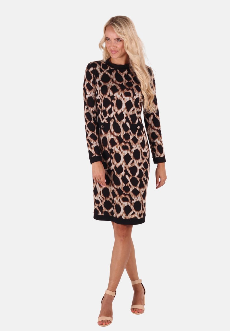 Leopardenmuster-Kleid aus weichem Stoff, lange Ärmel, knielang, figurbetontes Design, schwarze Bündchen und Taillenband, accessorisiert mit goldfarbenen Akzenten.