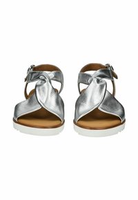 Sandalias de piel plateada con un diseño de frente anudado, punta abierta y suela de goma blanca. Presenta una correa ajustable con hebilla metálica.
