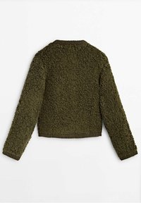 Olijfgroene fleecejas met een textuur, cropped pasvorm, lange mouwen en een geribde kraag. De achterkant toont een zachte, pluizige oppervlak.