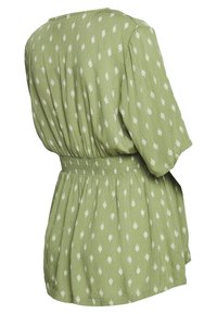 Abito verde a maniche corte con motivo a foglie bianche, vita elastica e dettagli in tessuto arricciato sulla schiena e sulle maniche.