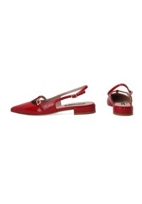 Røde patentlæder slingback-sko med spids tå, justerbar hælrem og lille blokhæll. Har et udskæringsdesign på vamps.