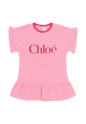 Robe rose à manches courtes pour tout-petit avec des manches et un ourlet volantés, un bordure rose foncé, et le logo "Chloé" imprimé sur la poitrine.