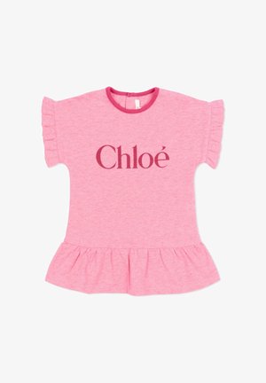 Vestito rosa a maniche corte per bambina con maniche e orlo arricciati, rifinitura rosa scuro e logo "Chloé" stampato sul petto.