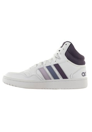 Le sneakers alte bianche presentano una tomaia in pelle e tessuto, tre strisce diagonali in tonalità viola e una suola in gomma con grip testurizzato.