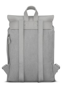 Szürke textil hátizsák, felgörgethető zárszerkezettel, bőr díszítéssel, állítható pántokkal és cipzáras oldalzsebbel. Tiszta, minimalista dizájn.