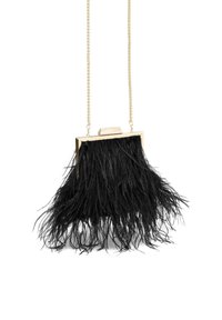Borsa a pochette nera con piume, dotata di una cornice in metallo dorato e di una tracolla a catena. Presenta una chiusura angolata e dettagli in frange testurizzate.