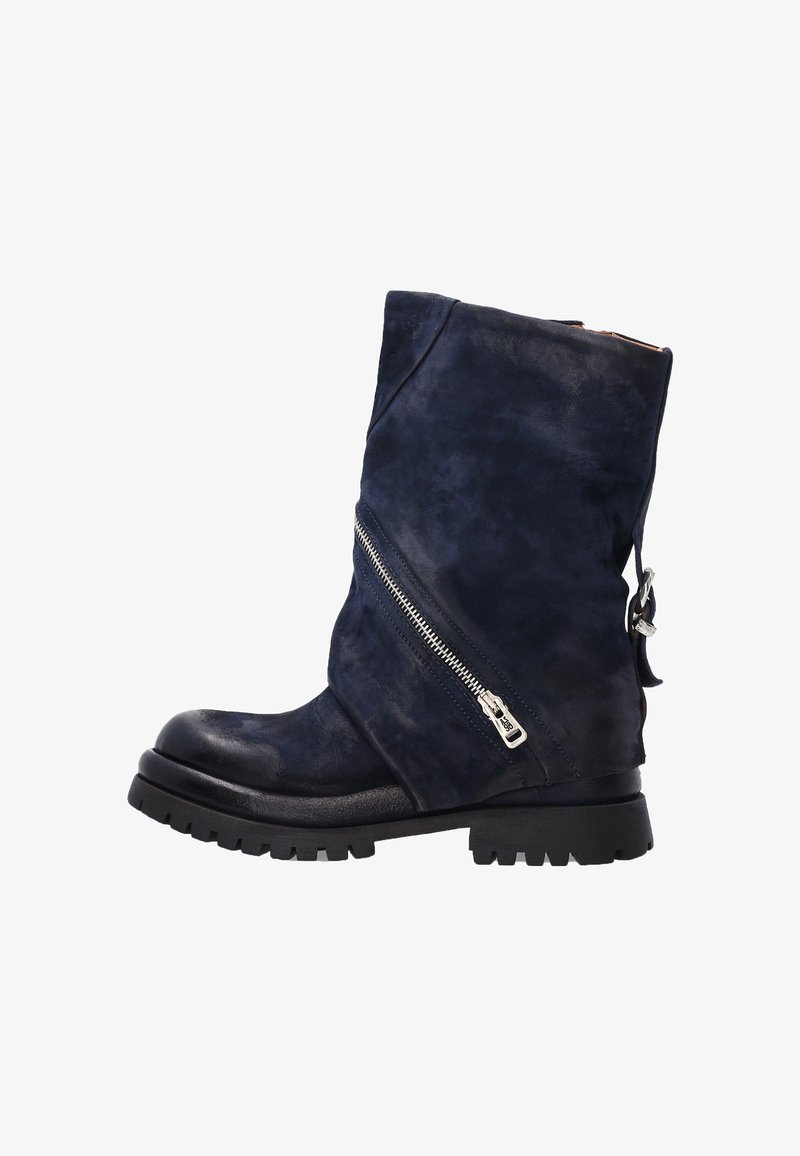 Tmavě modrá kožená kotníková bota s texturovaným povrchem, vybavená bočním zipem a robustní gumovou podrážkou s drážkami pro lepší trakci.