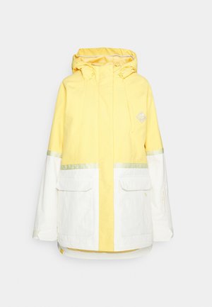 Giacca impermeabile gialla e bianca con cappuccio, due tasche frontali, dettagli riflettenti e un logo sul petto. Polsini regolabili.