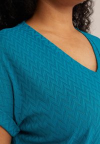 WE Fashion CURVE - Pamata T-krekls - green blue