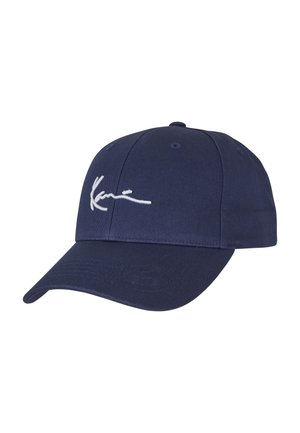 Sötétkék szövet baseball sapka, ívelt karimával és az elején hímzett fehér aláírással. Szabványos, strukturált kialakítás.