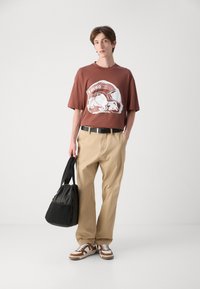 HUGO DIT - Trükipildiga T-särk - medium brown