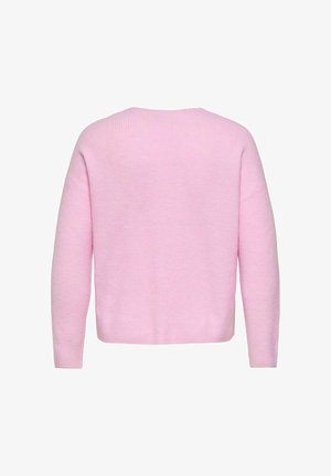 Jasnoróżowy sweter dziergany o prążkowanej fakturze, z długimi rękawami i zaokrąglonym dekoltem. Charakteryzuje się luźnym krojem i prostym wykończeniem na dole.